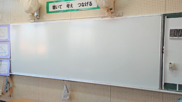 黒板をホワイトボードへ貼り替え